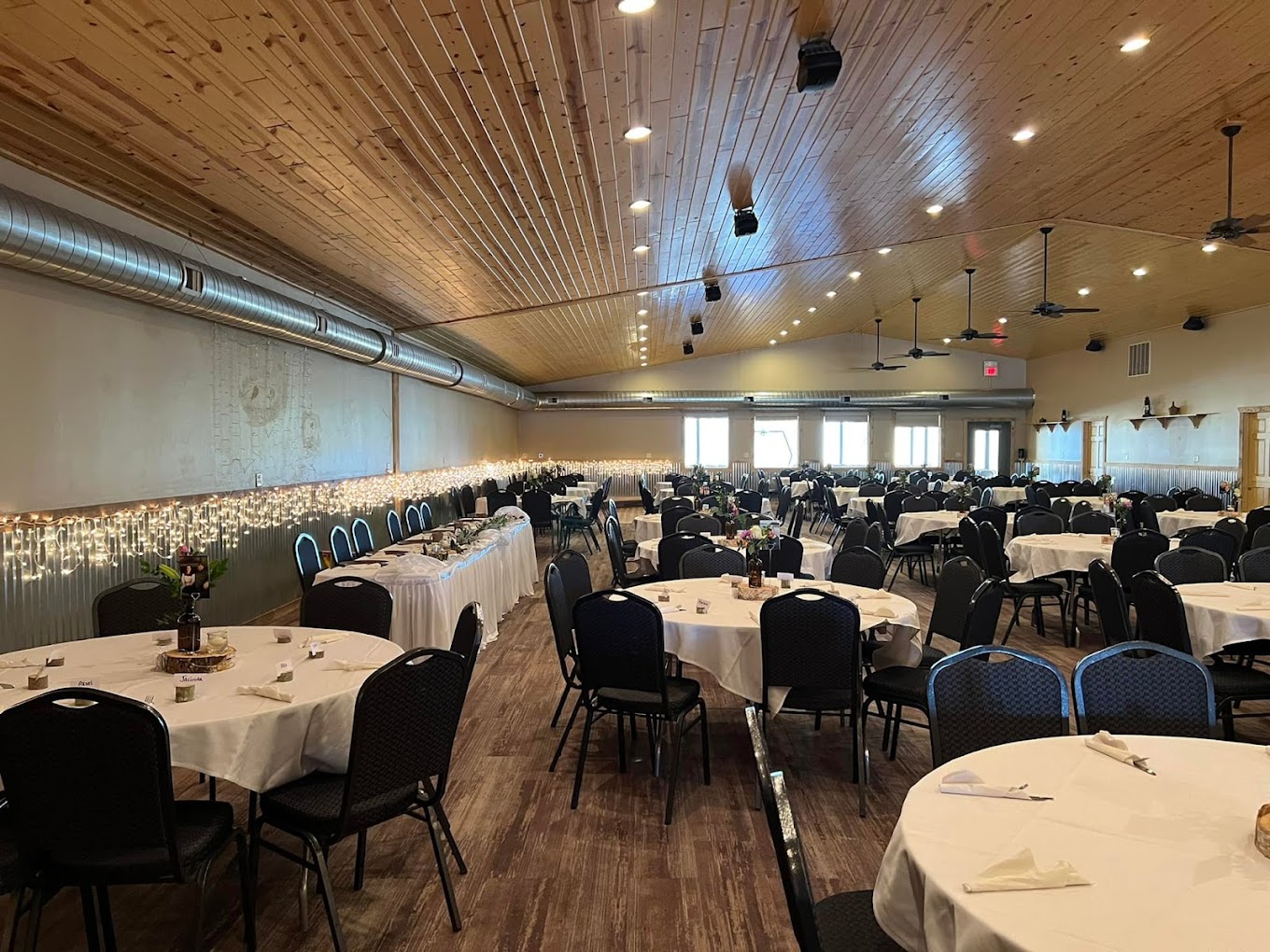 Buffalo House - Campground cafe dishing up comfort bites, burgers & steak, plus a full bar, in roomy, basic digs.