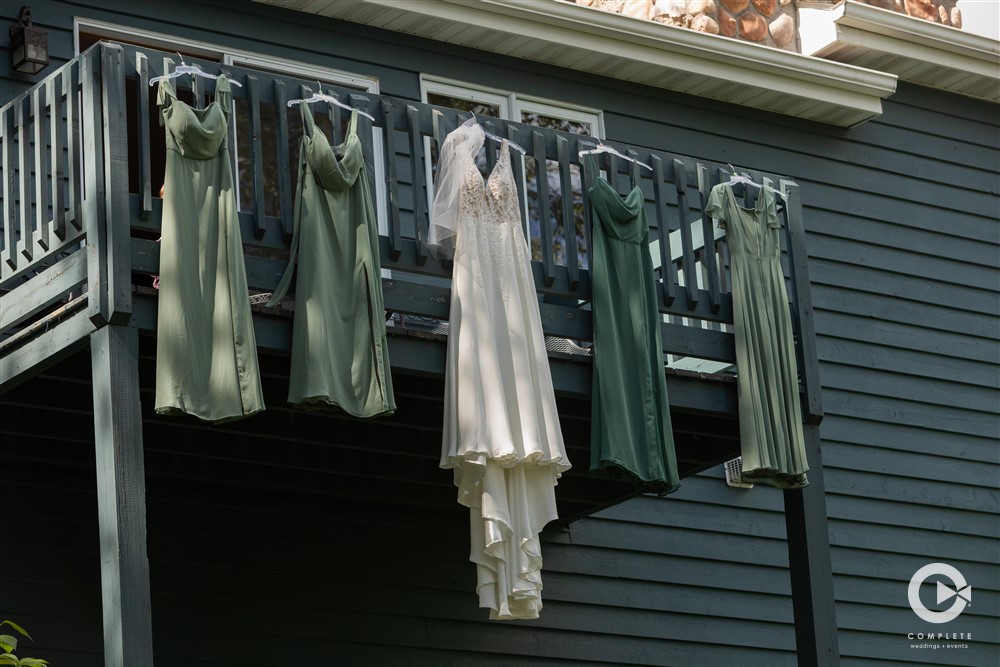 -getting-ready-bride-and-dresses-Giants-Ridge-horizont